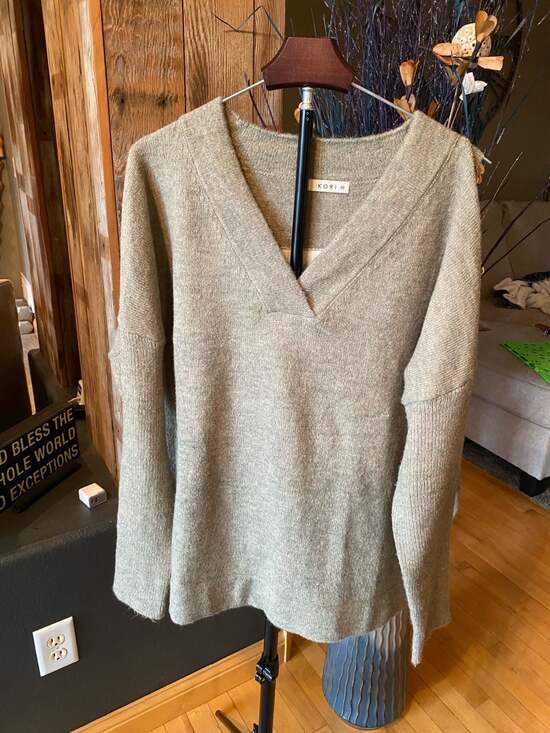 Kori Sweaters - Kori Womens Size M V-Neck Rock & Love Pullover Sweater Grey